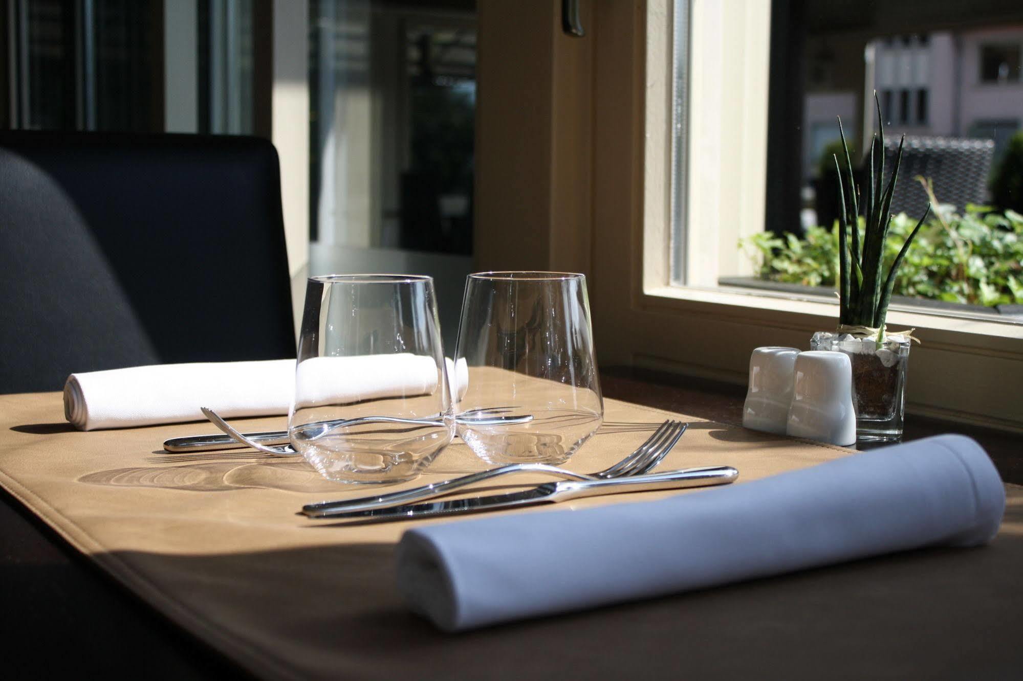 Bivius Hotel Restaurant Luxembourg Strassen Exteriör bild